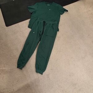 Fabletics Forest Green scrub Set women’s size large set